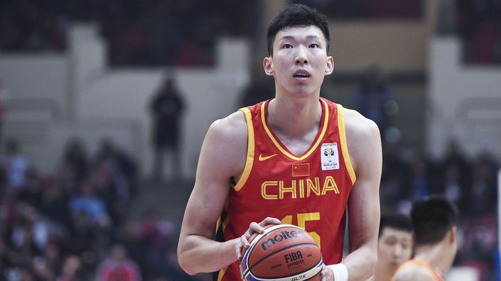 由罗永昌执导，任达华、梁咏琪、罗仲谦、杨采妮、袁姗姗等主演的电影《小Q》今天曝光了一款全新的;棉花糖海报，刚刚降生的小Q就像棉花糖一样软糯Q萌，高甜治愈力MAX